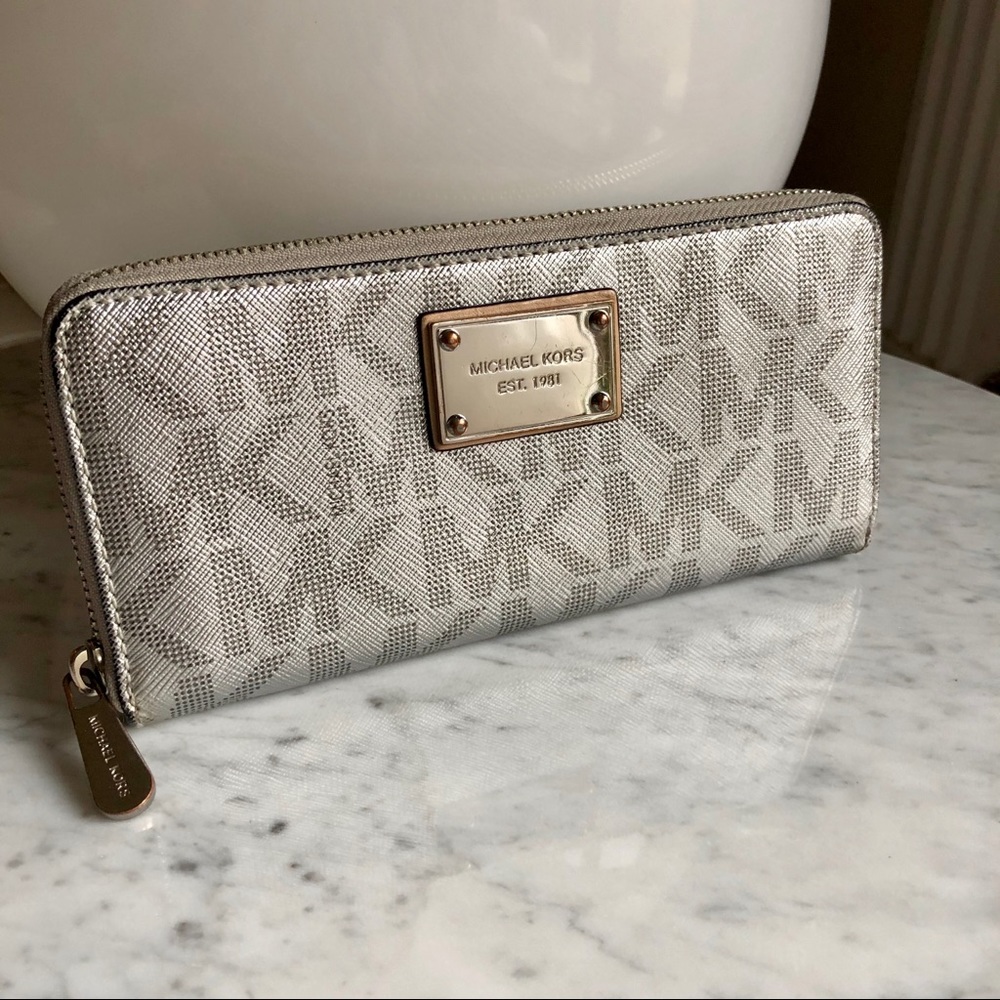 Michael Kors Jet Set Silver Signature Wallet